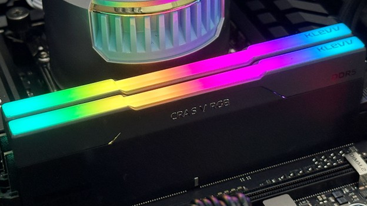 DDR5-9000+ 超頻達成 !! KLEVV CRAS V RGB D5-8400 48GB Kit